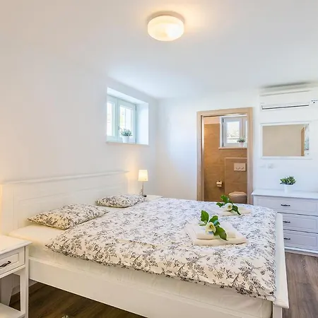 Golden Sun Villa Rebici